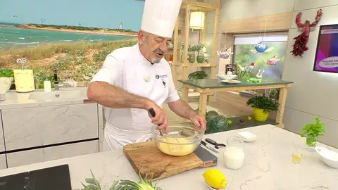 Vierte un poco de leche y sigue batiendo Vierte un poco de leche y sigue batiendo