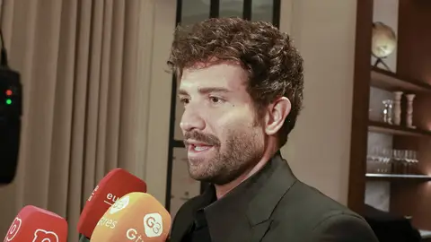 Pablo Alborán atendiendo a los medios durante el evento Pablo Alborán atendiendo a los medios durante el evento