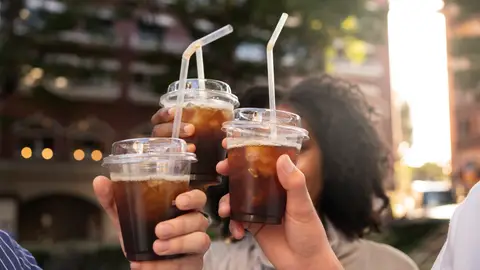 Grupo de amigos con cafés cold brew Grupo de amigos con cafés cold brew