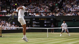 Carlos Alcaraz ejecuta un golpe ante Djokovic en la final de Wimbledon 2024