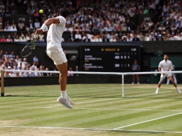 Carlos Alcaraz ejecuta un golpe ante Djokovic en la final de Wimbledon 2024