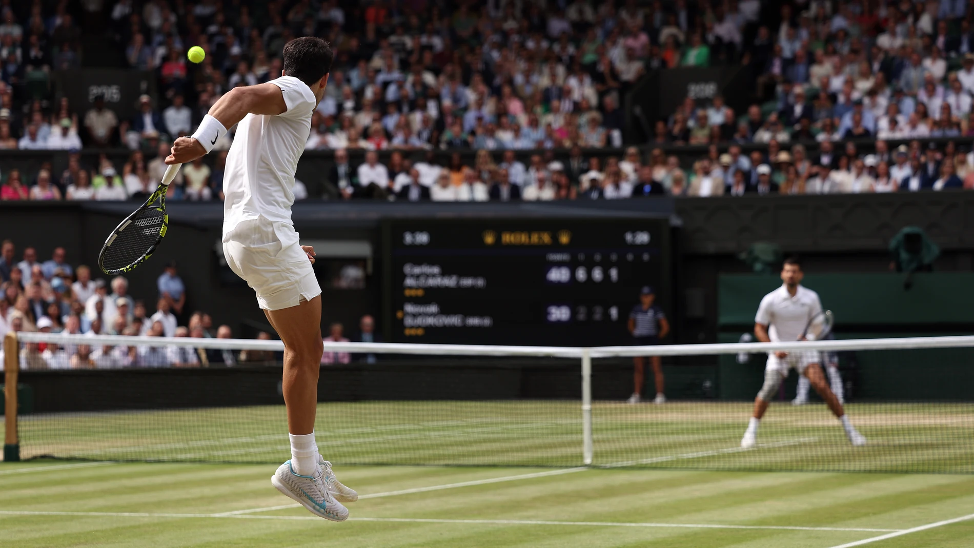 Carlos Alcaraz ejecuta un golpe ante Djokovic en la final de Wimbledon 2024 Carlos Alcaraz ejecuta un golpe ante Djokovic en la final de Wimbledon 2024