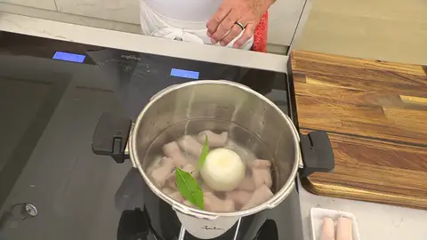 Introduce las manitas, las hojas de laurel y la cebolla Introduce las manitas, las hojas de laurel y la cebolla