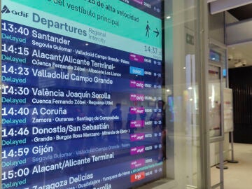 Pantalla informativa en la estación de Chamartín en Madrid, este jueves, anuncia el retraso de varios trenes