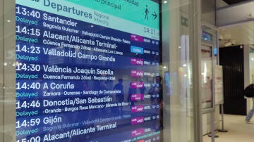 Pantalla informativa en la estación de Chamartín en Madrid, este jueves, anuncia el retraso de varios trenes