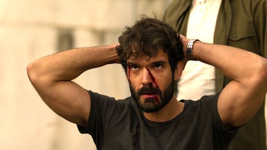 Oliver descubre a Karim espiando a Eva&hellip; &iexcl;y acaban llegando a las manos!