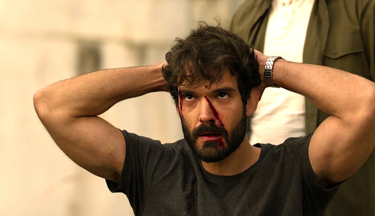 Oliver descubre a Karim espiando a Eva… ¡y acaban llegando a las manos!