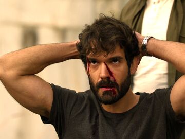 Oliver descubre a Karim espiando a Eva&hellip; &iexcl;y acaban llegando a las manos!