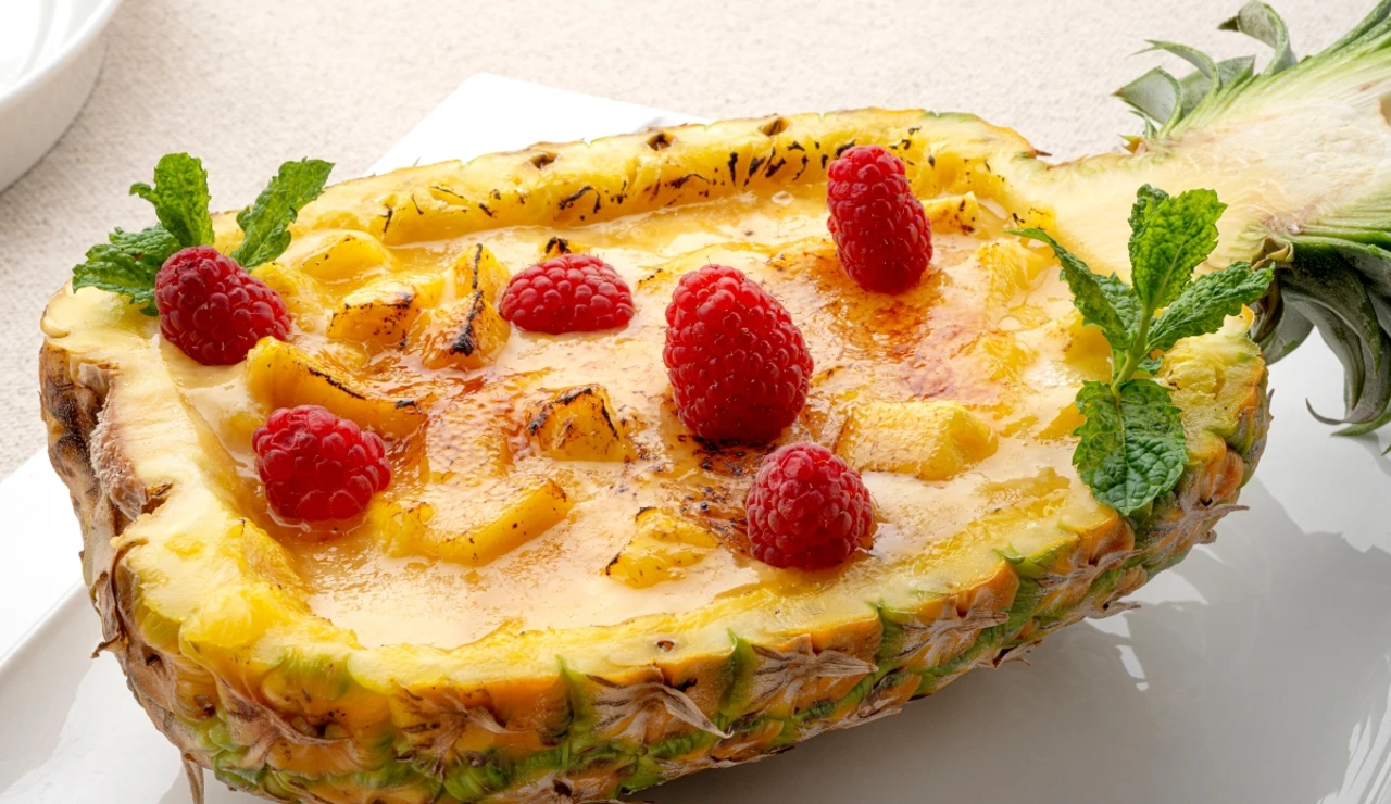 Receta exprés de piña rellena, de Arguiñano: "Fijaros qué espectáculo de postre hemos hecho en un boleo"