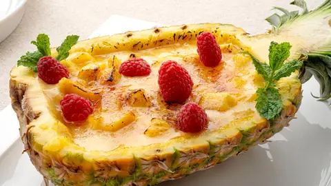 Receta exprés de piña rellena, de Arguiñano: "Fijaros qué espectáculo de postre hemos hecho en un boleo" Receta exprés de piña rellena, de Arguiñano: "Fijaros qué espectáculo de postre hemos hecho en un boleo"