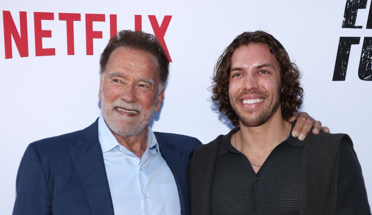Arnold Schwarzenegger con su hijo Joseph Baena en la premiere de su serie Fuber 2
