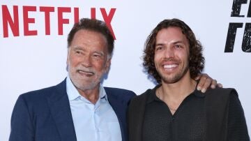 Arnold Schwarzenegger con su hijo Joseph Baena en la premiere de su serie Fuber 2