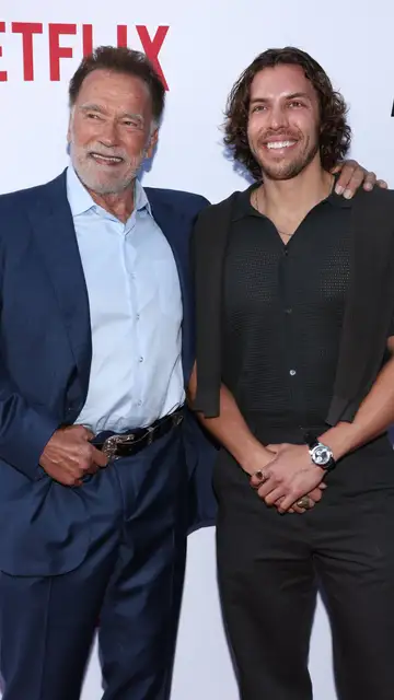 Arnold Schwarzenegger con su hijo Joseph Baena en la premiere de su serie Fuber 2 Arnold Schwarzenegger con su hijo Joseph Baena en la premiere de su serie Fuber 2