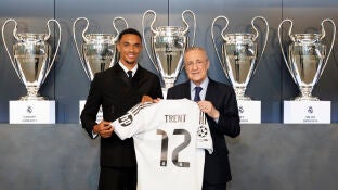 Trent Alexander-Arnold posa con su nueva camiseta junto a Florentino P&eacute;rez