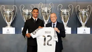 Trent Alexander-Arnold posa con su nueva camiseta junto a Florentino Pérez Trent Alexander-Arnold posa con su nueva camiseta junto a Florentino Pérez