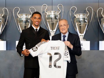 Trent Alexander-Arnold posa con su nueva camiseta junto a Florentino Pérez