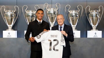 Trent Alexander-Arnold posa con su nueva camiseta junto a Florentino Pérez