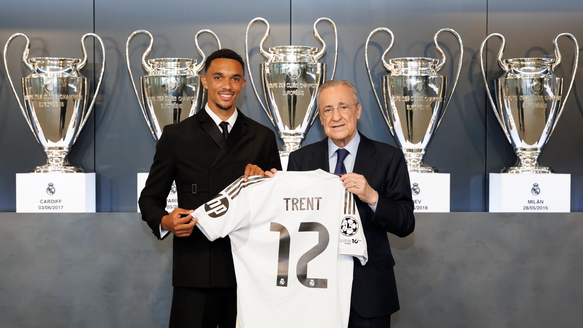 Trent Alexander-Arnold posa con su nueva camiseta junto a Florentino Pérez Trent Alexander-Arnold posa con su nueva camiseta junto a Florentino Pérez