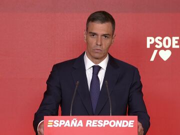 Pedro Sánchez compareciendo en Ferraz, sede del PSOE 