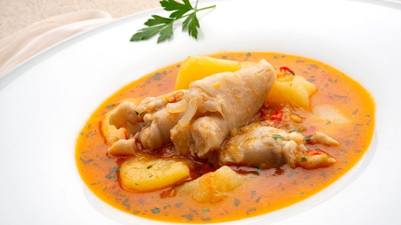 ¡Fuente de colágeno para la piel! Arguiñano elabora unas manitas de cordero con patatas: 