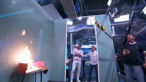 ¿Cómo funcionan los detectores de incendios? Marron apaga un fuego ante la atónita mirada de William Levy ¿Cómo funcionan los detectores de incendios? Marron apaga un fuego ante la atónita mirada de William Levy