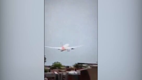 Momento en el que se estrella el avi&oacute;n en India