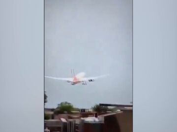 Momento en el que se estrella el avión en India