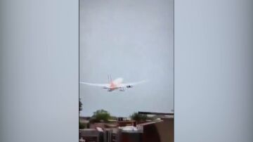 Momento en el que se estrella el avión en India