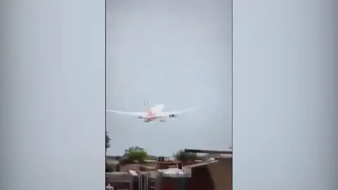 Momento en el que se estrella el avión en India Momento en el que se estrella el avión en India