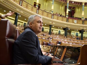 Los diputados del PP reciben a Santos Cerdán en el Congreso con gritos de "dimisión"