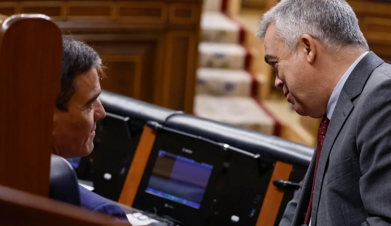 Pedro Sánchez con Santos Cerdán en el Congreso.