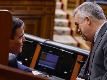 Pedro Sánchez con Santos Cerdán en el Congreso.