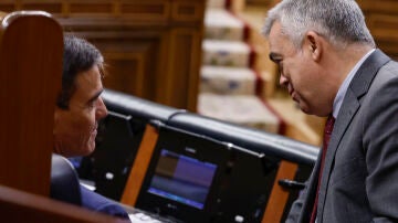 Pedro Sánchez con Santos Cerdán en el Congreso.