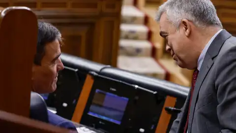 Pedro Sánchez con Santos Cerdán en el Congreso. Pedro Sánchez con Santos Cerdán en el Congreso.