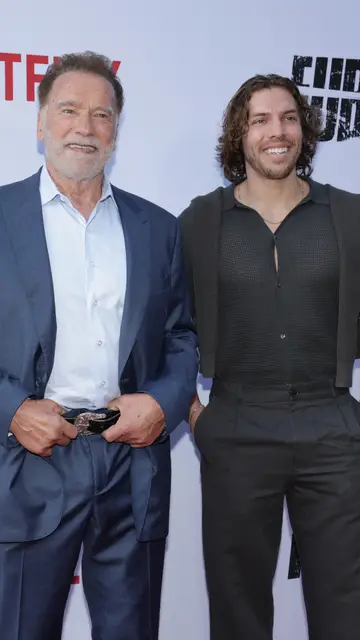 Arnold Schwarzenegger con su hijo Joseph Baena en la premiere de su serie Fuber 2 Arnold Schwarzenegger con su hijo Joseph Baena en la premiere de su serie Fuber 2