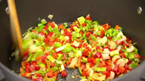 Sazona y rehoga las hortalizas a fuego medio Sazona y rehoga las hortalizas a fuego medio