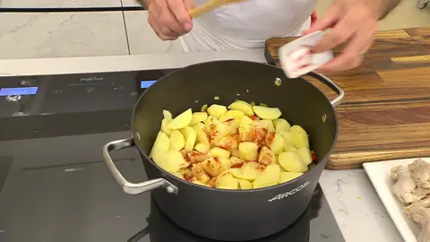 Añade el pimentón, el comino, media guindilla Añade el pimentón, el comino, media guindilla