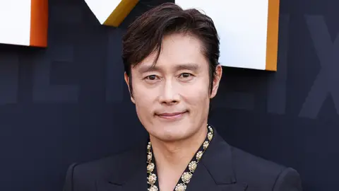 Lee Byung-hun de El juego del calamar Lee Byung-hun de El juego del calamar