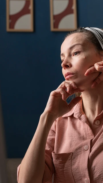 Mujer mirándose al espejo