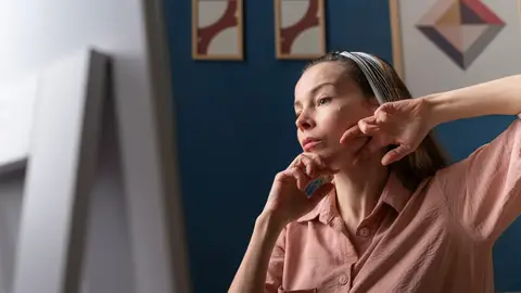Mujer mirándose al espejo Mujer mirándose al espejo