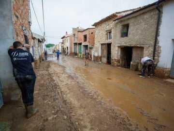 Vecinos de Letux (Zaragoza) achican barro de sus domicilios y retiran mobiliario dañado