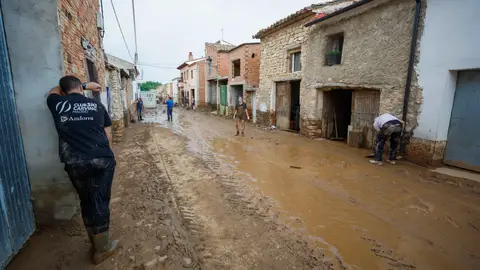 Vecinos de Letux (Zaragoza) achican barro de sus domicilios y retiran mobiliario dañado Vecinos de Letux (Zaragoza) achican barro de sus domicilios y retiran mobiliario dañado