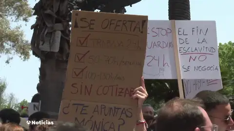 Médicos de toda España contra el nuevo Estatuto Marco: "Si eres médico, trabajas 24 horas porque tienes vocación" Médicos de toda España contra el nuevo Estatuto Marco: "Si eres médico, trabajas 24 horas porque tienes vocación"