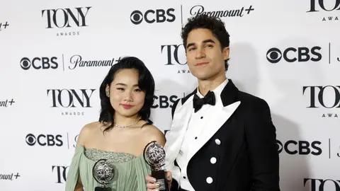 Helen J. Shen y Darren Criss tras ganar el Tony Helen J. Shen y Darren Criss tras ganar el Tony