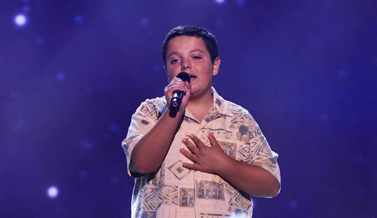 Su voz tiembla durante la actuación y así reaccionan los coaches: “Pensaba que eras una niña”