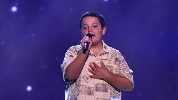 Su voz tiembla durante la actuación y así reaccionan los coaches: “Pensaba que eras una niña” 