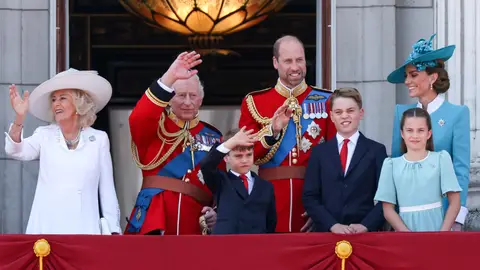 La familia real británica saludando en el Trooping the Colour La familia real británica saludando en el Trooping the Colour