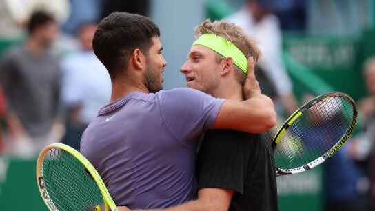 Alcaraz y Davidovich se saludan tras su enfrentamiento en el Masters de Montecarlo 2025