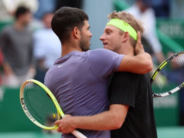 Alcaraz y Davidovich se saludan tras su enfrentamiento en el Masters de Montecarlo 2025