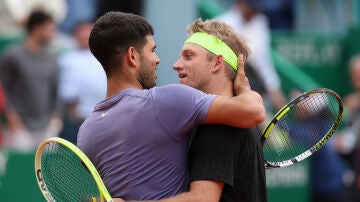 Alcaraz y Davidovich se saludan tras su enfrentamiento en el Masters de Montecarlo 2025